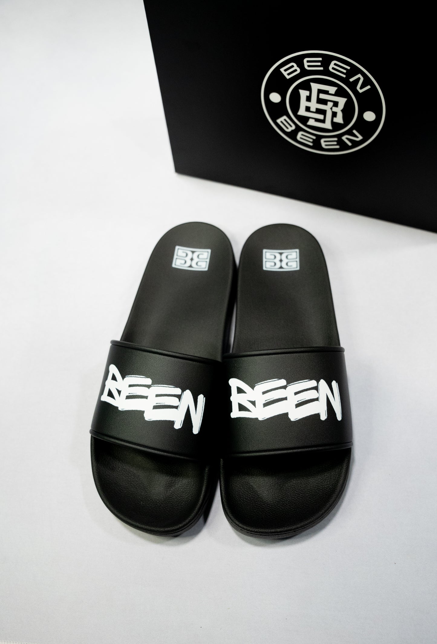 BEEN SLIDE SANDALS - BLACK/WHITE