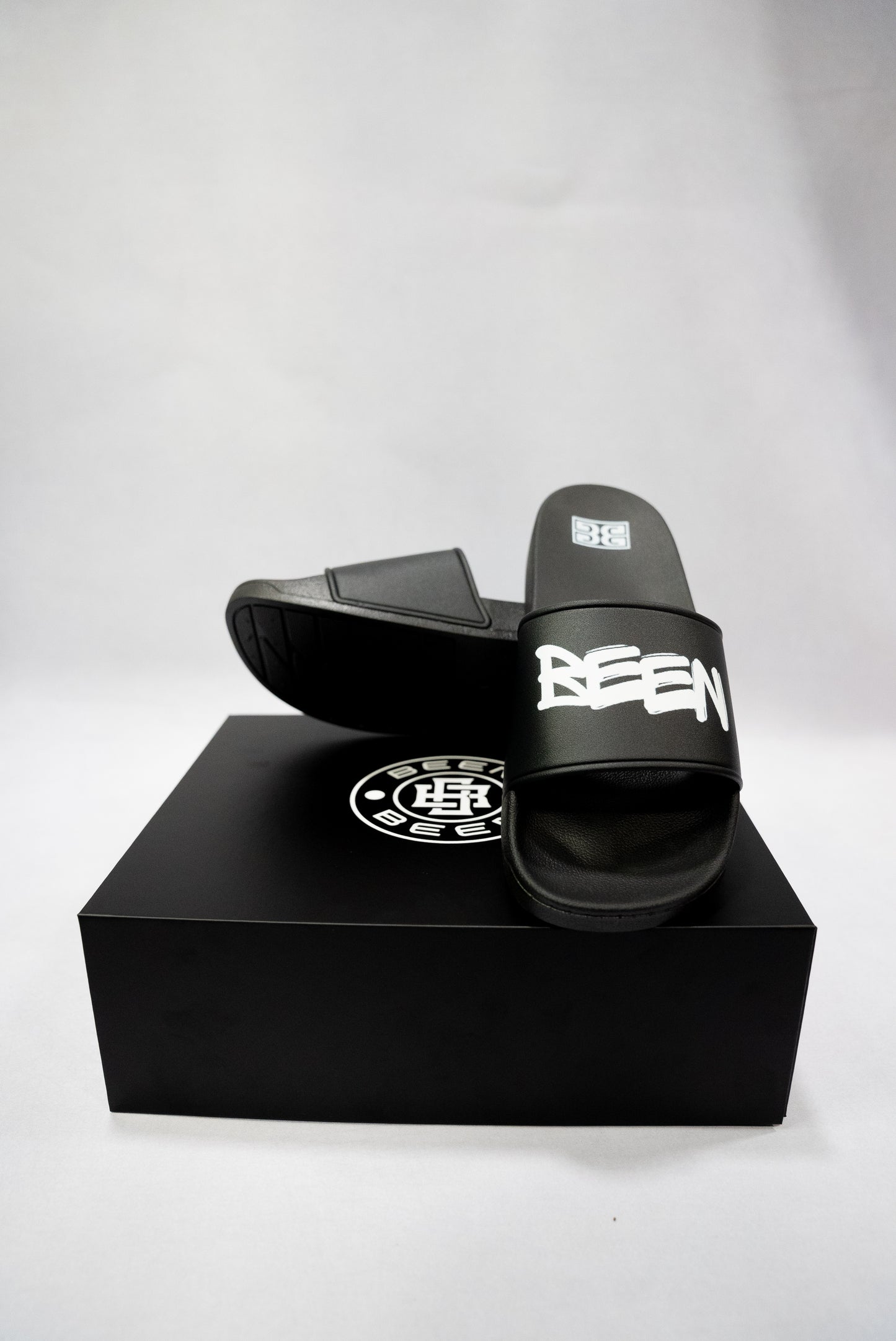 BEEN SLIDE SANDALS - BLACK/WHITE